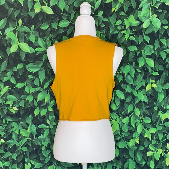 SLEEVELESS GRAPHIC CROP TOP W/ CUTOUT RING SIDES · SIZE M - Picture 4 of 10